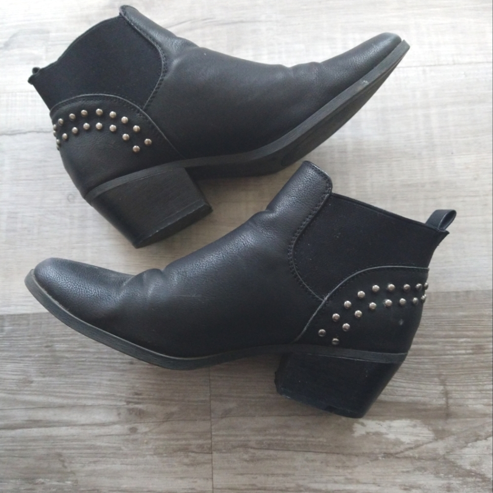 Indigo Road black studded Low Chunky Heel booties size 6